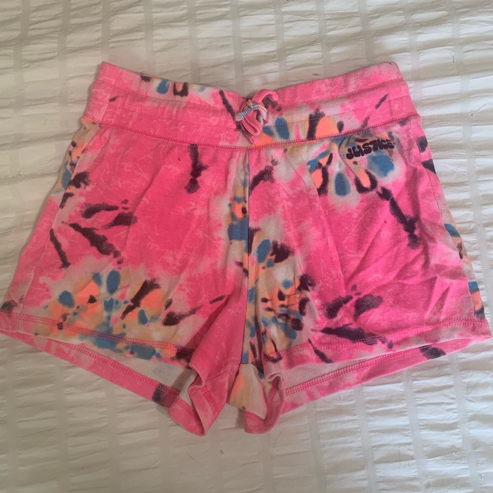 tie die mini shorts🤍